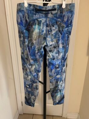 lululemon athletica pace crop Blue & Gray Abstract Print Leggings